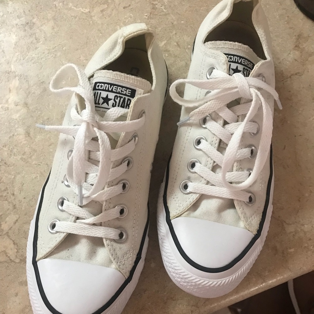 White Converse low tops in great condition!